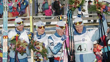 TALVIOLYMPIALAISET 1994 : Suomen miesten 4x10 km viestijoukkue voitti pronssia Lillehammerin talviolympialaisissa. . Kuvassa Suomen joukkue kukituksen jälkeen. Vas. Mika Myllylä, Jari Räsänen, Jari Isometsä ja Harri Kirvesniemi 22. helmikuuta 1994.