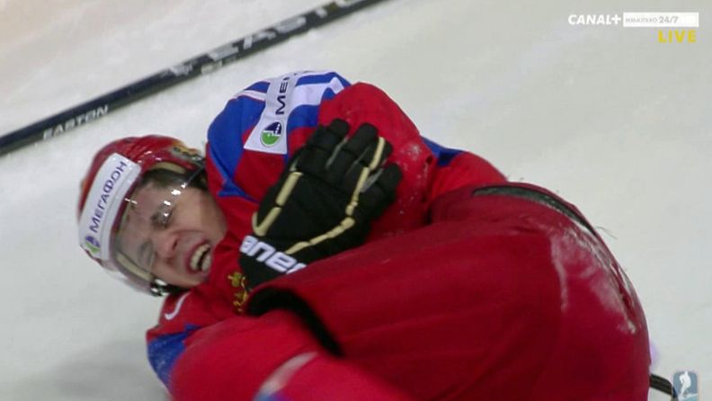 Venäjän huippupelaaja Jevgeni Malkin loukkasi itseään toisessa erässä.