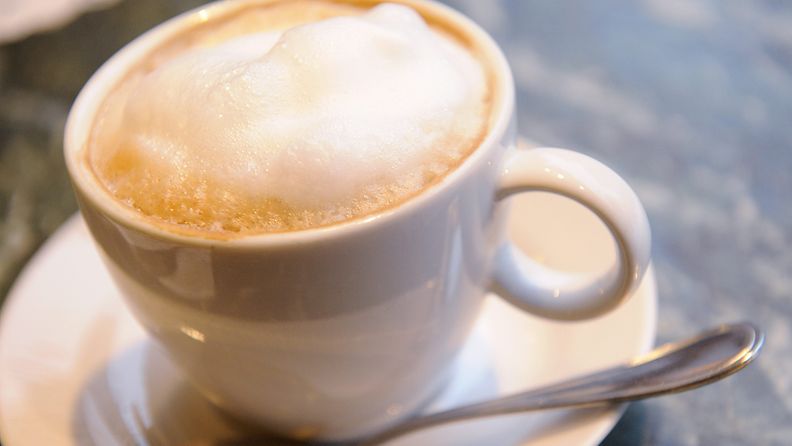 Kahvikupin hinta uhkaa taas kallistua Suomessa. 