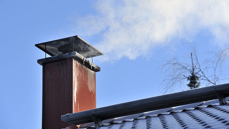 Savu tupruaa omakotitalon savupiipusta Hyvinkäällä pakkaspäivänä 27. lokakuuta 2012. 