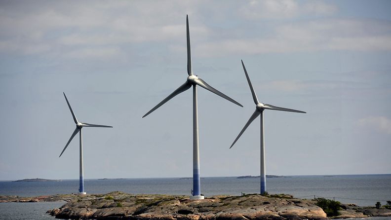 Tuulivoimaloita Ahvenanmaan saaristossa. (Lehtikuva)