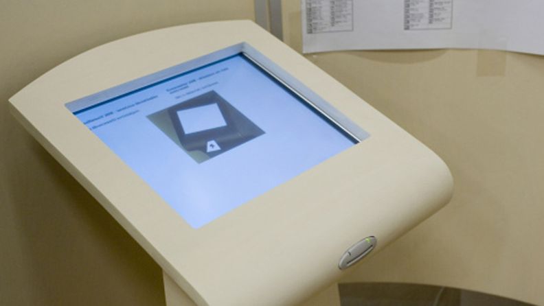 Uusi sähköinen äänestyskoppi esiteltiin 8. helmikuuta 2008. Sähköistä äänestyskäytäntöä testataan kunnallisvaaleissa 2008 kokeilukunnissa Karkkilassa, Kauniaisissa ja Vihdissä.