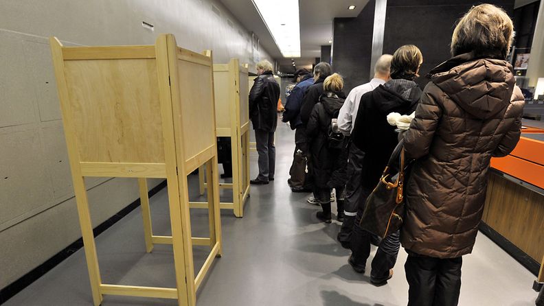 Presidentinvaalin toisen kierroksen ennakkoäänestys alkoi 25. tammikuuta 2012. Ennakkoäänestystä Helsingin Pääpostissa keskiviikkona aamulla heti äänestyspaikan auettua.