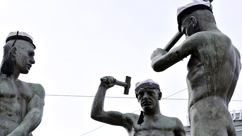 Kolmen sepän patsas Helsinki
