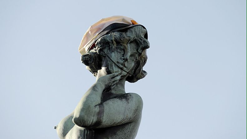 Havis Amanda -patsas sai 30. huhtikuuta 2012 vappuaattona päähänsä Sibelius-Akatemian ylioppilaskunnan vanhoista kumisaappaista ja sadetakista tehdyn kierrätyslakin. Lehtikuva