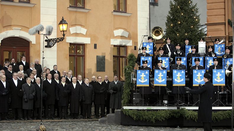 Mieskuoro Laulun Ystävät ja musiikkikomentajakapteeni Timo Kotilaisen johtama Laivaston soittokunta esiintyivät perinteisessä joulurauhan julistustilaisuudessa Turussa jouluaattona 24. joulukuuta 2011.