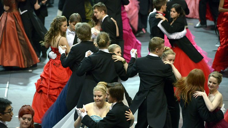 Vanhojenpäivän tanssit Helsingin jäähallissa 15. helmikuuta 2013.  