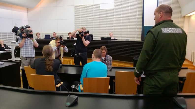 27-vuotiasta syytetään Vantaan käräjäoikeudessa äitinsä ja tyttöystävänsä murhista.
