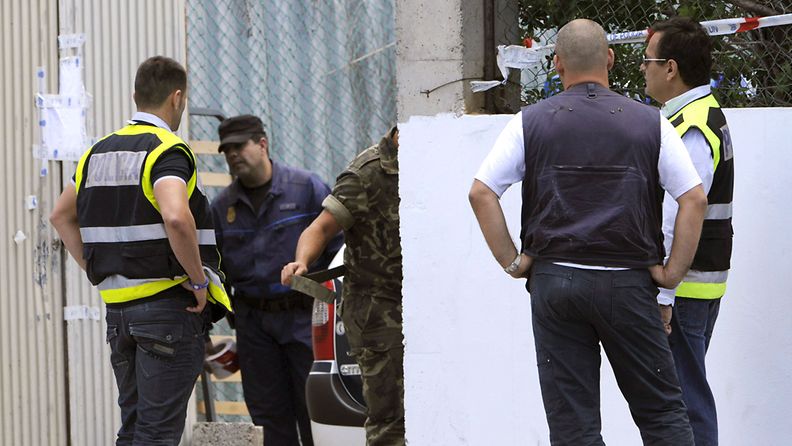 Espanjan poliisi jututtaa todistajaa Kanarialla 15.4.2010