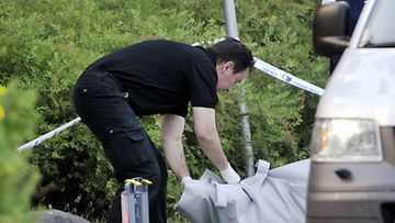 Poliisi siirsi ampumavälikohtauksessa menehtyneen ruumista Porvoon McDonald'sin pihalla varhain tiistaiaamuna 6. heinäkuuta 2010.