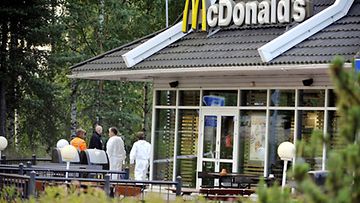 Poliisi suoritti teknistä tutkintaa ampumavälikohtauksen paikalla Porvoon McDonald'sin pihalla varhain tiistaiaamuna 6. heinäkuuta 2010.
