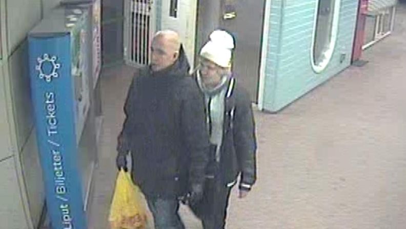 Poliisin julkaisema kuva koululaisen ryöstäjistä Siilitien metroasemalla.