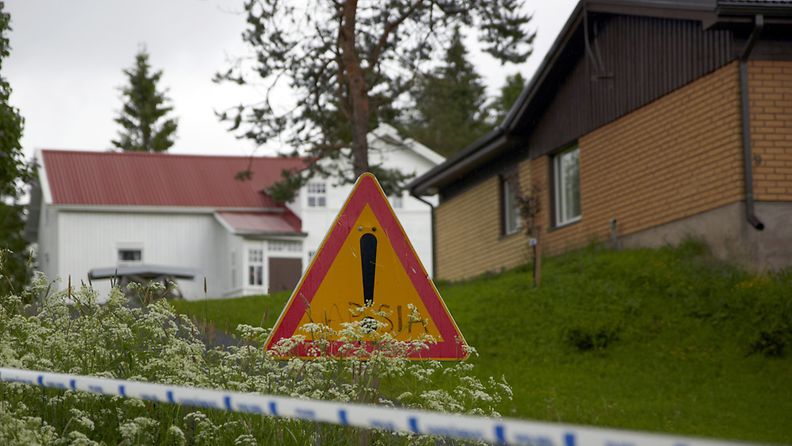 Surmatalo Pomarkussa 19. kesäkuuta 2012. Mies ja kolme lasta löytyivät surmattuina.
