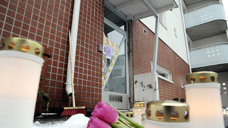 Miehen epäillään puukottaneen hengiltä kaksi pientä lastaan ja vaimonsa Helsingin Laajasalossa illalla 10. tammikuuta 2012. 