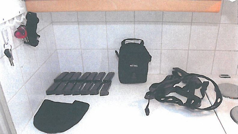 Aseetarvikkeet Shkupollin asunnolla (kuva: poliisi)