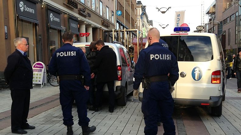 Turvamiehet ottivat kiinni pääministeri Jyrki Kataista teräaseella uhanneen miehen Turussa 22.10.2012.