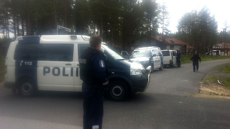 Poliisi piirittää aseistautunutta miestä Haukiputaalla Pohjois-Pohjanmaalla.