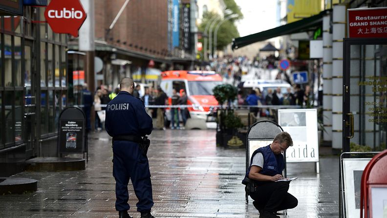 Poliisi tutkii Helsingin Ateneuminkujalla Aikatalon pihalla tapahtuneen ampumisen jälkiä.