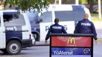 Poliiseja ampumavälikohtauksen tapahtumapaikalla Porvoon McDonald'sin pihalla varhain tiistaiaamuna 6. heinäkuuta 2010.