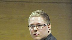 Kolikkoprinssiksi tituleerattu nuori mies odotti istunnon alkamista Helsingin käräjäoikeudessa 12. huhtikuuta 2010. 