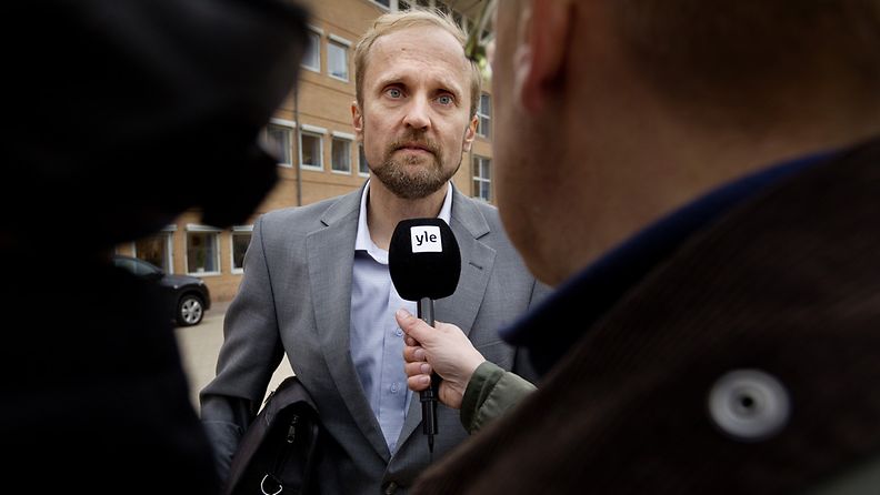 Toimittajat haastattelevat Timo Kivimäkeä Glostrupin kaupunginosan oikeustalolla Kööpenhaminassa. 
