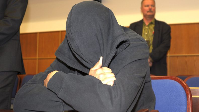 Hyvinkään surmat tunnustanut 18-vuotias Eero Hiltunen peitti kasvonsa vangitsemisoikeudenkäynnissä Hyvinkään käräjäoikeudessa maanantaina 28. toukokuuta 2012.