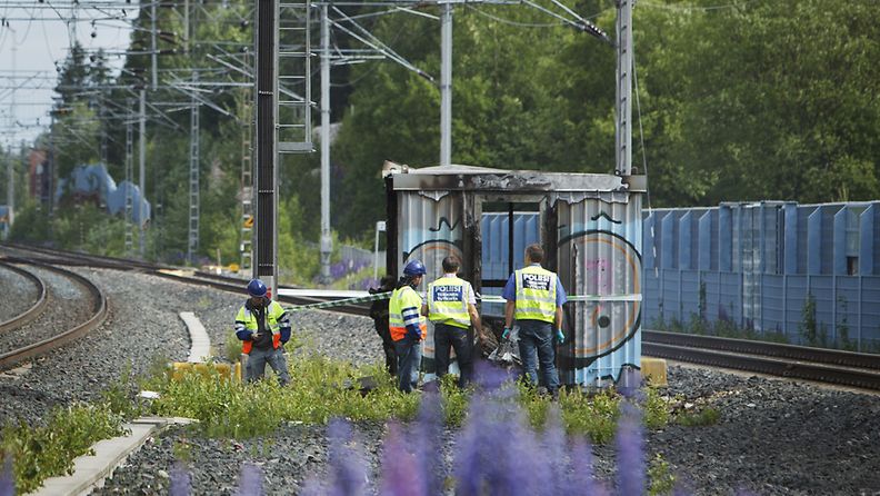 Poliisin tekninen tutkinta VR:n sähkökeskuksella Rekolan juna-asemalla Vantaalla 18. kesäkuuta 2010. Aseman pohjoispäässä sijainnut sähkökeskus tuhoutui täysin.  