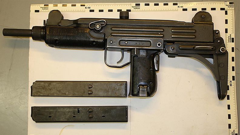 Poliisin välittämää kuvaa laittomista kaupatuista aseista Joensuussa.