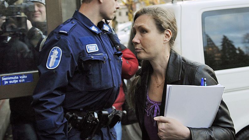 3.11.2010 Satakunnan käräjäoikeudessa Porissa syytetty Anneli Auer saapumassa oikeuden istuntoon.