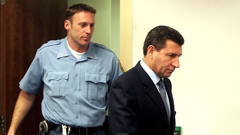 YK:n sotarikostuomioistuin on kumonnut entisen kroaattikenraalin Ante Gotovinan (oik.) tuomion.
