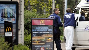Poliisi suoritti teknistä tutkintaa ampumavälikohtauksen paikalla Porvoon McDonald'sin pihalla varhain tiistaiaamuna 6. heinäkuuta 2010.