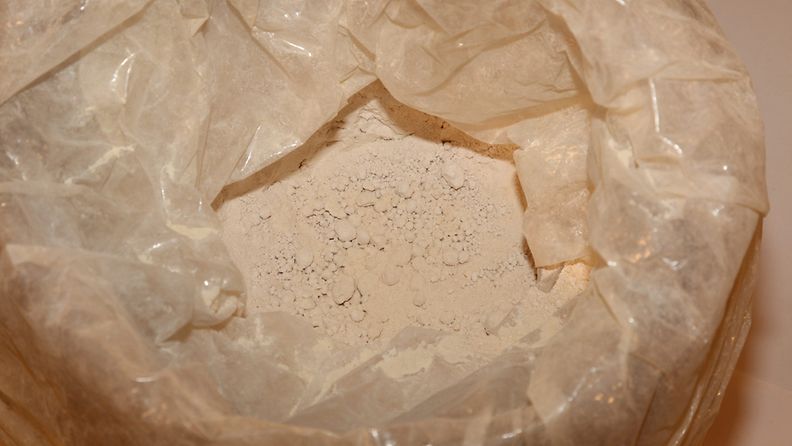 Poliisin kuva 60 kilosta MCPP:tä ja pillerintekolaitteesta, jotka löytyivät Helsingin Kruununhaasta.