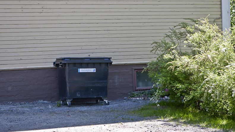 Kolmesta roskalaatikosta löytyi paloitellun ruumiin osia Tampereen Takahuhdin kaupunginosassa 5. kesäkuuta. Yksi roskalaatikoista Takahuhdinkatu 52:ssa, 6. kesäkuuta 2011, muut tutkittavat roskalaatikot ovat poliisin hallussa.  