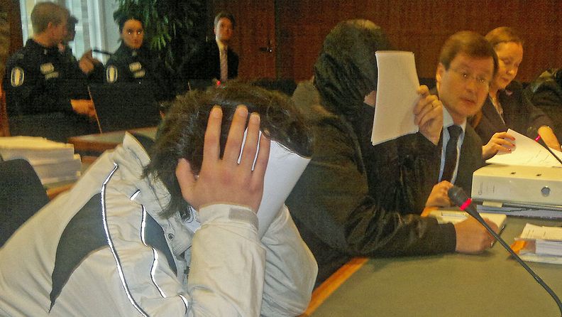 Hämeenkadun tulipalon oikeuskäsittely alkoi Pirkanmaan käräjäoikeudessa. Syytetyt peittivät kasvonsa oikeussalissa. (Kuva: MTV3)