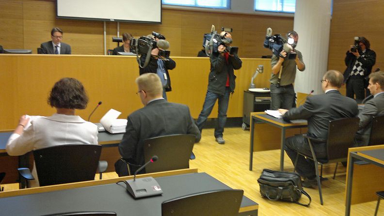 Helsingin käräjäoikeudessa alkoi 3.5.2011 työsyrjintäjuttu, jossa Alman toimitusjohtajan epäillään antaneen entiselle päätoimittajalle Johanna Korhoselle laittomat potkut