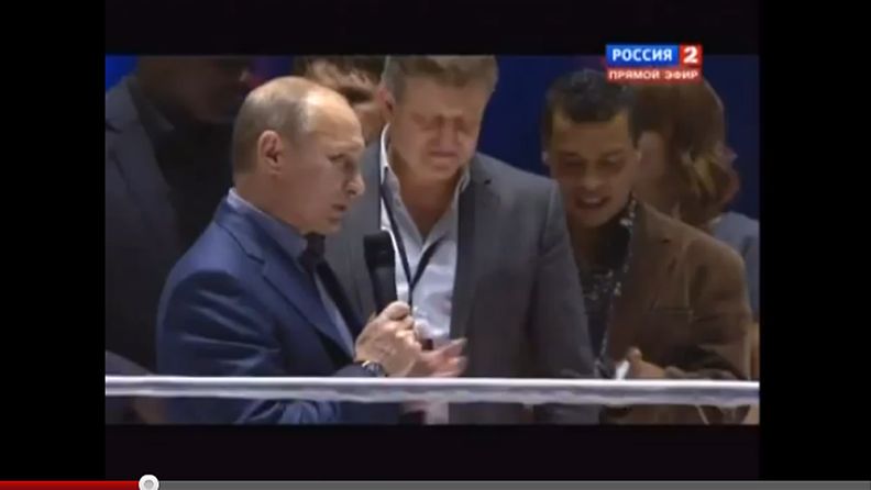Putinille buuattiin vapaaottelun lopuksi. Kuvakaappaus Youtube-videosta. 