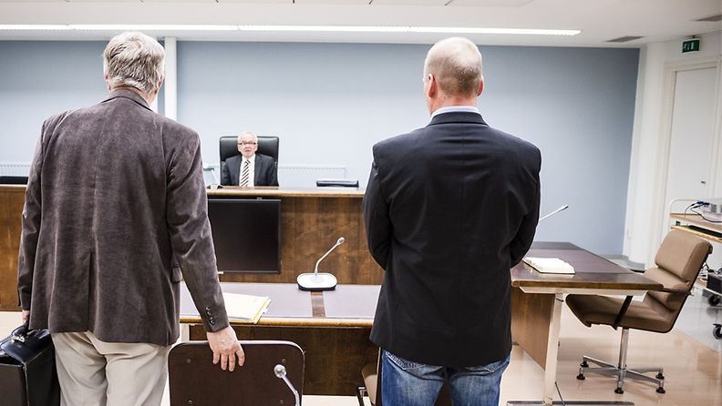 oensuun käräjäoikeudessa alkoi oikeudenkäynti Mika Myllylän tietojen urkinnasta 9. heinäkuuta 2013. Joensuussa puidaan tänään urkintajuttua kolmen poliisin ja yhden poliisiaseman vartijan osalta. Yhteensä syytteessä on noin 90 virkamiestä eri puolilla Suomea. 