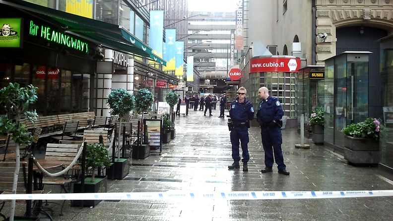 Poliisi on eristänyt Ateneumkujan Helsingin keskustassa ammuskelun takia.