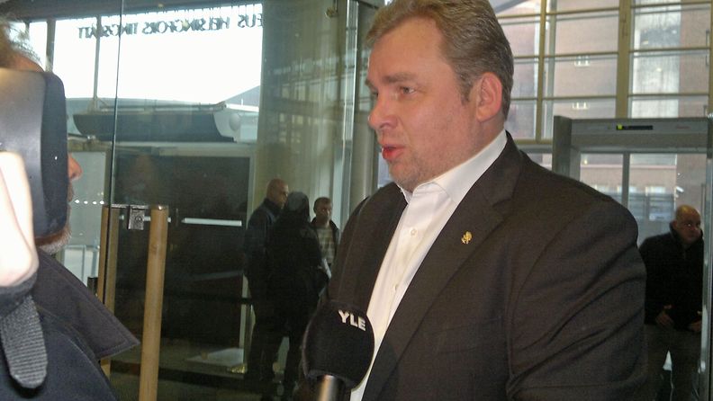 Liikemies Arto Merisalo saapui 4. marraskuuta 2011 käräjäoikeuteen