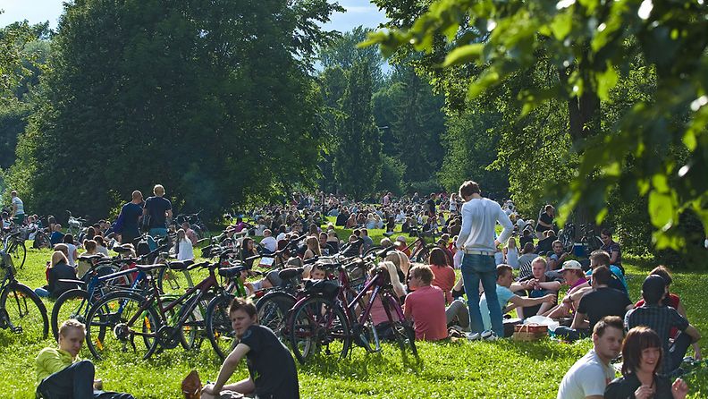 Botellón-piknik Turussa keräsi Facebookissa Kupittaan puistoon arviolta 2000-3000 osallistujaa. 