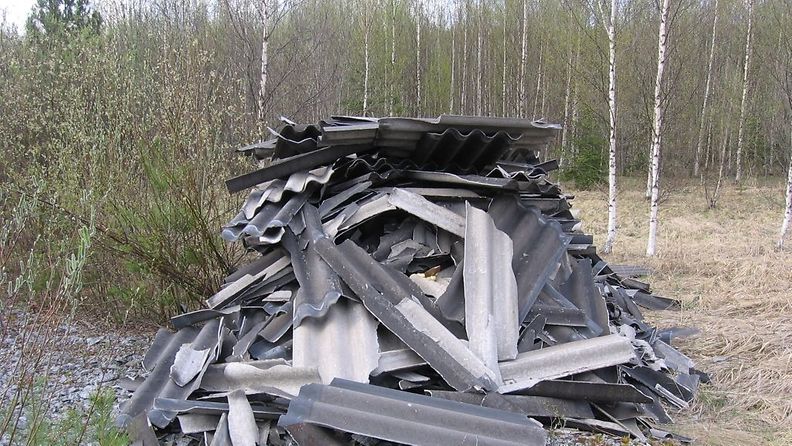 Pirkanmaan poliisi Nokialla tutkii maastoon jätetyn ja hyvin todennäköisesti asbestia sisältävän katon purkujätteen alkuperää.