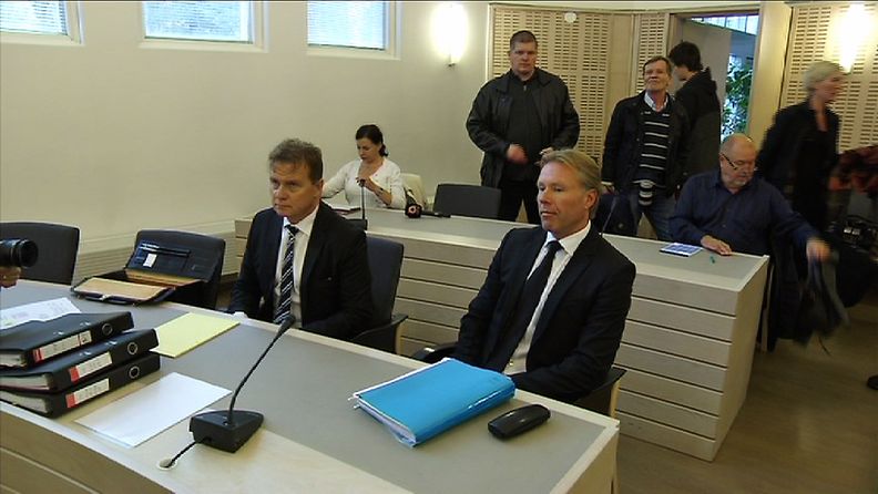 Jyrki Järvilehto ja asianajaja Jussi Savonen oikeudessa 2.10.2012