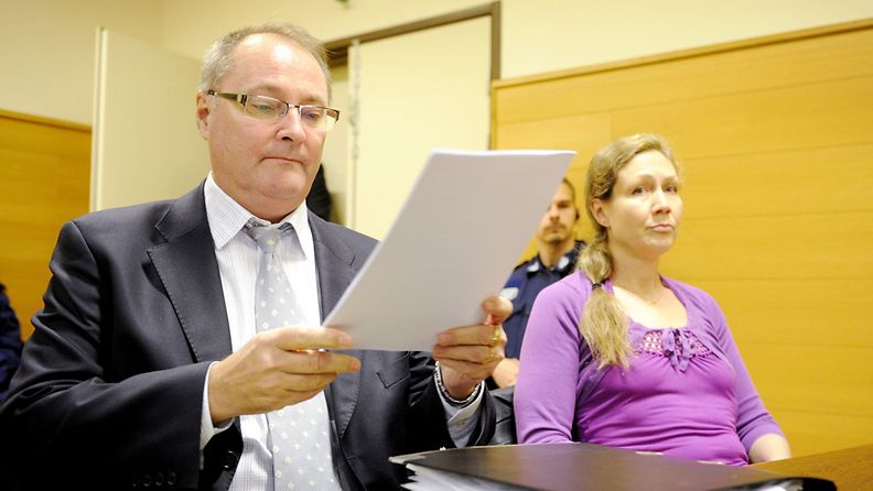 Vaasan hovioikeudessa aloitetaan tänään Ulvilan surmajutun oikeudenkäynti. Kuvassa asianajaja Juha Manner ja Anneli Auer (oik.) Satakunnan käräjäoikeudessa Porissa 3. marraskuuta 2010. (Lehtikuva)