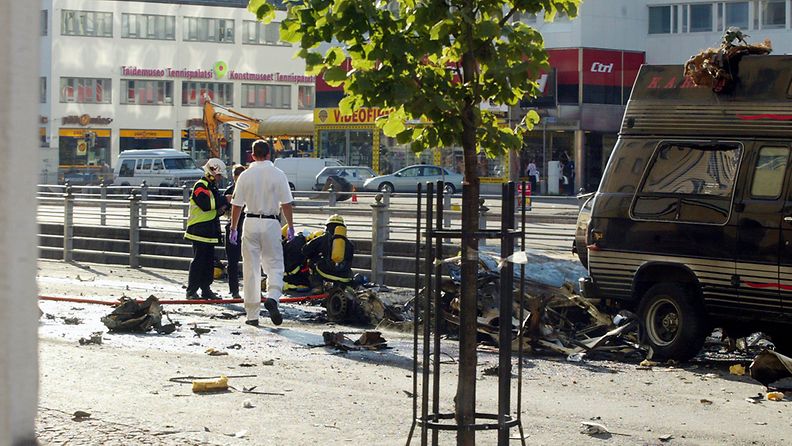 Heinäkuussa 2002 Helsingin Kampissa räjäytettiin autopommi, jossa surmansa sai yksi ihminen. 