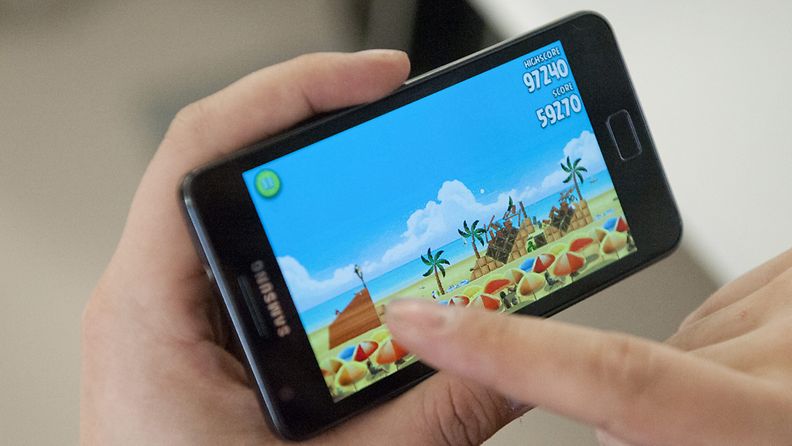 Angry Birdsin pelaamista Samsung Galaxylla.