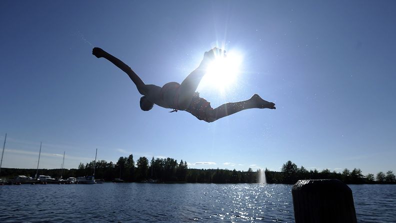 Panu Purtola hyppi veteen aurinkoisella säällä Kontiolahden satamassa tiistaina 5. heinäkuuta 2011.