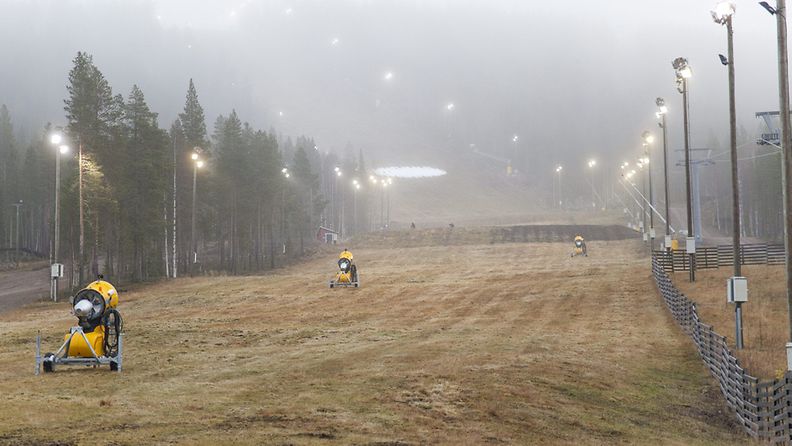 Epätavallisen leuto sää johti alppihiihdon maailmancupviikonlopun peruuntumiseen Levitunturilla Kittilässä. 