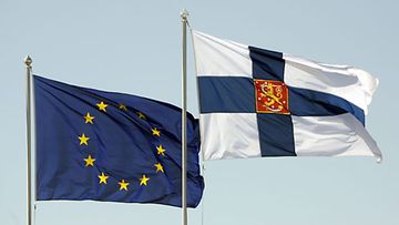 Suomen ja EU:n liput Vaalimaan raja-asemalla. (Lehtikuva)