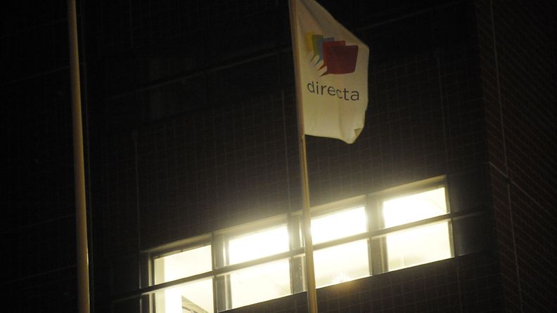 Hakemisto- ja yhteystietopalveluyhtiö Directan lippu yhtiön toimipisteen osoitteessa Helsingissä, 3. joulukuuta 2009. 