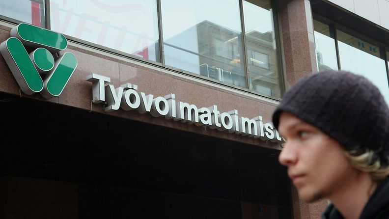 Nuori työnhakija Kampin työvoimatoimiston edessä 19. syyskuuta. 